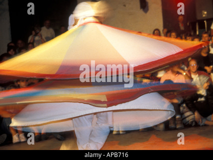Die Al Tannoura ägyptischen Erbe Tanzgruppe Durchführung traditioneller Sufi tanzen in Kairo Ägypten auch bekannt als die wirbelnden Touristenbüro Stockfoto