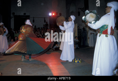 Die Al Tannoura ägyptischen Erbe Tanzgruppe Durchführung traditioneller Sufi tanzen in Kairo Ägypten auch bekannt als die wirbelnden Touristenbüro Stockfoto