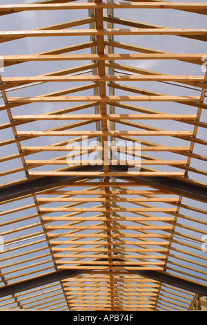 Holz Holz Dachrahmen auf neues Bürogebäude Bau Stockfoto