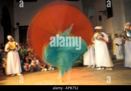 Die Al Tannoura ägyptischen Erbe Tanzgruppe Durchführung traditioneller Sufi tanzen in Kairo Ägypten auch bekannt als die wirbelnden Touristenbüro Stockfoto