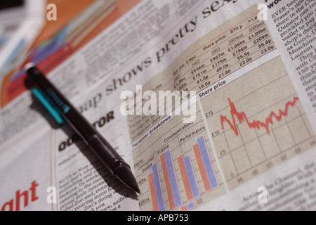 Finanzgeschäfte Aktienmarkt Aktien Graph in Zeitung mit Taschenrechner und Bleistift Stockfoto