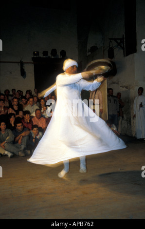 Die Al Tannoura ägyptischen Erbe Tanzgruppe Durchführung traditioneller Sufi tanzen in Kairo Ägypten auch bekannt als die wirbelnden Touristenbüro Stockfoto