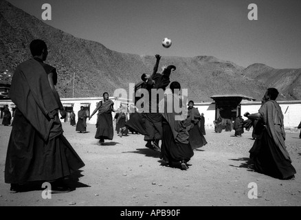 Tibetische Mönche nehmen sich Zeit, um in der Stadt Xiahe, Provinz Gansu, Volksrepublik China, Fußball zu spielen. Stockfoto