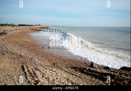 Sanfte Wellen brechen im Winter auf Climping Beach, West Sussex, Großbritannien Stockfoto