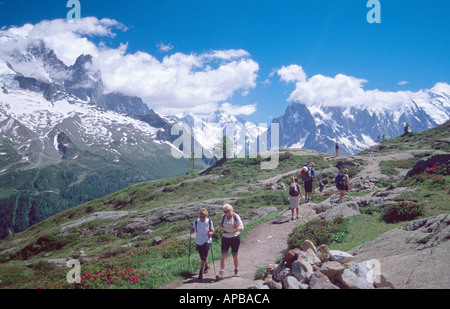 Wanderer auf der Tour auf den Mont Blanc über das Tal von Chamonix, Französische Alpen Frankreich Stockfoto