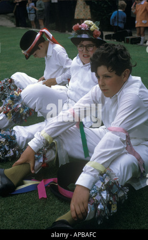 Teenager junge Morris-Tänzer sitzen beim Tanz und beobachten Eltern Väter beim Tanzen. Bampton Morris Dance Team 1970s UK. Bampton Oxfordshire England Stockfoto