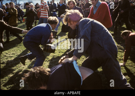 Flasche kicking Hare Pie Scrambling Hallaton Leicestershire Osterspiel jährlich 1970s Flasche beim Start von Hare Pie Bank aufgeworfen HOMER SYKES Stockfoto