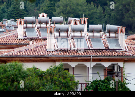 solare Warmwasserbereitung Panels auf Dach Stockfoto