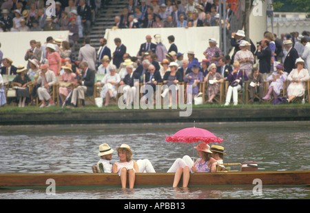 1980er Henley Royal Regatta Henley auf der Themse. Paare sitzen in einem Ruderboot gegenüber der Mitglieder-Anlage beobachten die Rennen 1986 HOMER SYKES Stockfoto