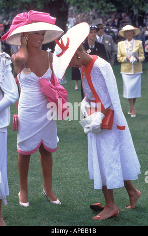 Damen 1980er Mode UK. Damen Day Royal Ascot Damen modisch in weißen Kleidern und großen Ascot Hüten Berkshire England 1985 HOMER SYKES Stockfoto