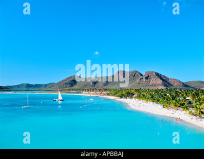 Antigua. Nördlich von Coco Beach über Valley Church Bay und Lignum Vitae Bucht, Jolly Harbour auf Westküste der Karibik-Insel Stockfoto