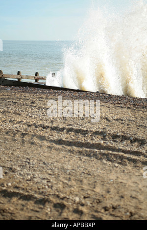 Hohe Wellen treffen im Winter auf die Verteidigung des Holzmeeres am Climping Beach, West Sussex, England, Großbritannien Stockfoto