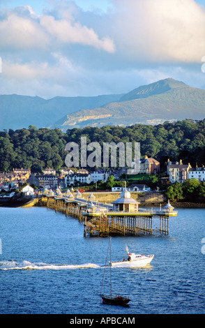 Bangor Pier und Stadt, Gwynedd, Nordwales, UK. Blick über die Menaistraße aus Anglesey in die Berge von Snowdonia Stockfoto