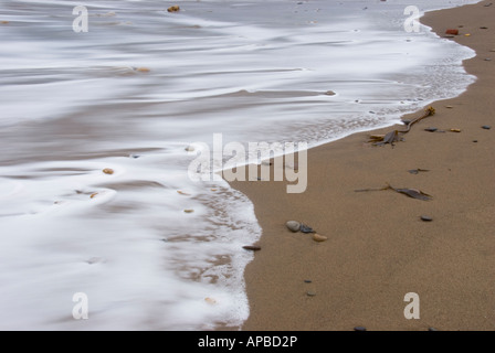 Wellen Waschen über Kiesel am Whitbys Whitby North Yorkshire England UK Stockfoto