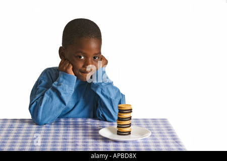 Ein afroamerikanischer junge macht sich bereit für einen Snack. Studio gedreht isoliert auf weiss. Stockfoto