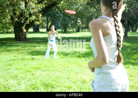 Frauen spielen frisbee Stockfoto