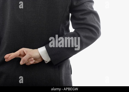 Person im Business-Anzug mit Daumen hinter Rücken Stockfoto