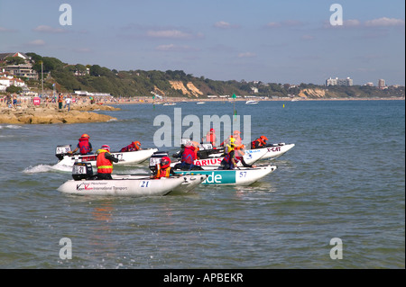 Powerboat racing auf Sandbänken in der Nähe von Poole Dorset England Bournemouth in der Ferne Stockfoto