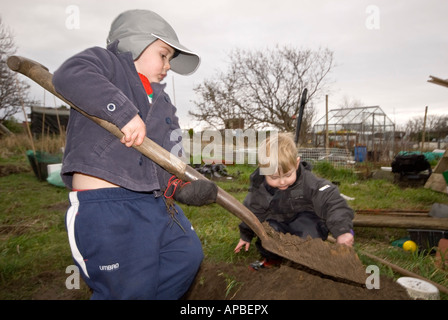 Zwei junge Kinder graben Zuteilung Stockfoto