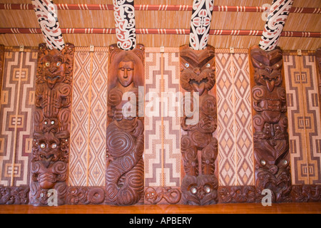 Maori geschnitztem Holz Design Detail innen Whare runanga marai Waitangi Treaty Grounds Haus der Begegnung in der nationalen Reserve Neuseeland Stockfoto