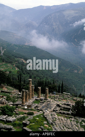 Apollo-Tempel und das Tal des Flusses Pleistos in Delphi Stockfoto