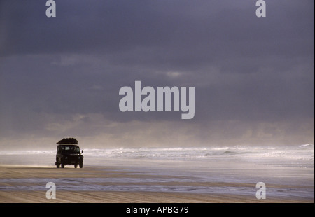 Allrad-Fahrzeug am Strand mit Annäherung an Sturm-Fraser Island-Queensland-Australien Stockfoto