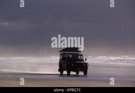 Allrad-Fahrzeug am Strand mit Annäherung an Sturm-Fraser Island-Queensland-Australien Stockfoto