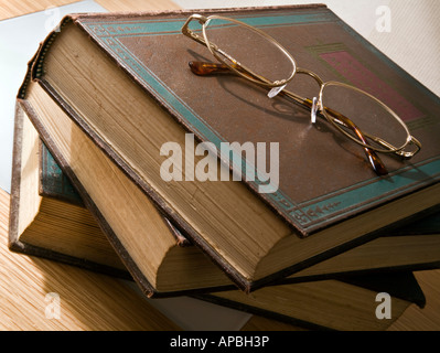 Ein paar Gläser oben auf einem Stapel von Büchern Stockfoto