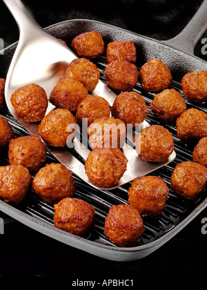 SCHWEDISCHE FLEISCHBÄLLCHEN IN PFANNE Stockfoto