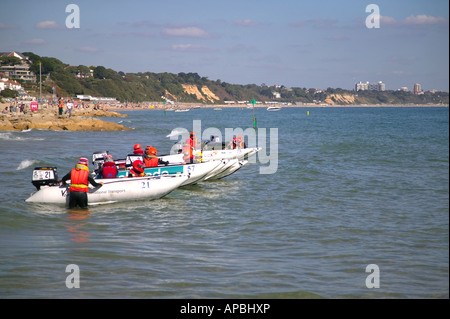 Powerboat racing auf Sandbänken in der Nähe von Poole Dorset England Bournemouth in der Ferne Stockfoto