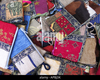 Eine Auswahl an türkischen Stoffen und Produkten in einem traditionellen Türkischen Markt Stockfoto