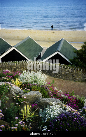 Blick vom Bournemouth Tropical Gardens Strand Hütte Dächer und einsame Figur am Strand, Bournemouth, Dorset Stockfoto