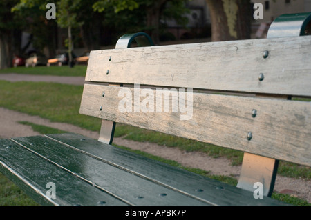 Nahaufnahme von einer öffentlichen Bank auf Memorial Drive in Cambridge, Massachusetts Stockfoto