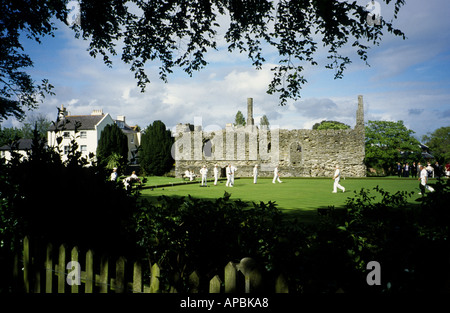 Spielen von Schalen, die von den Ruinen von Christchurch, Christchuch, Dorset, England - Mittelalterliche Stockfoto