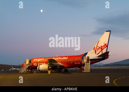 Virgin Blue Boeing 737 auf dem Rollfeld am Flughafen Hobart Tasmanien bei Sonnenaufgang Stockfoto