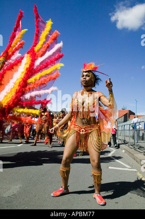 Schwarze Tänzerin in Notting Hill Karneval Parade, London Stockfoto