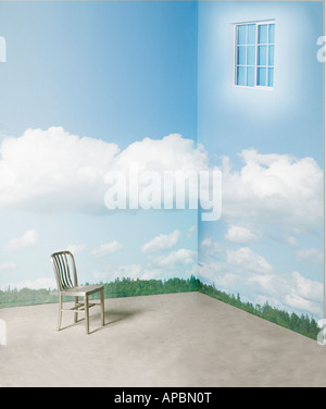 Lone Stuhl in der Ecke des Raumes mit surrealen Fenster und Wolken auf Wand Tag Traum Tagtraum Fantasie Stockfoto