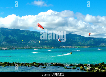 Kitesurfen im türkisfarbenen Wasser in der Bucht, Maui, Hawaii, USA Stockfoto