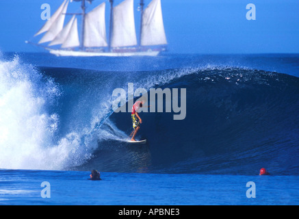 Surfer auf der Welle mit hohen Segelschiff am Horizont, Rob Machado, Pipe Masters in Hawaii, Dezember 2000 Stockfoto