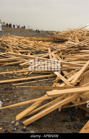 Holz aus einem versunkenen Schiff angespült am Strand von Worthing, West Sussex. Stockfoto