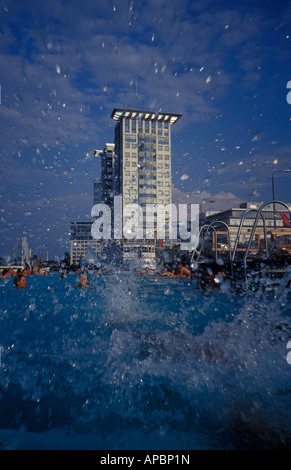 Berlin. Splash. Badeschiff der Arena in Treptow. Schwimmen in einem Pool in einem umgebauten Container in der Spree. Stockfoto