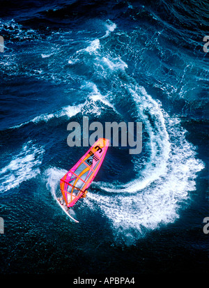 Windsurfen-Aktion auf rauer See, Robby Naish in Maui, Hawaii, USA Stockfoto