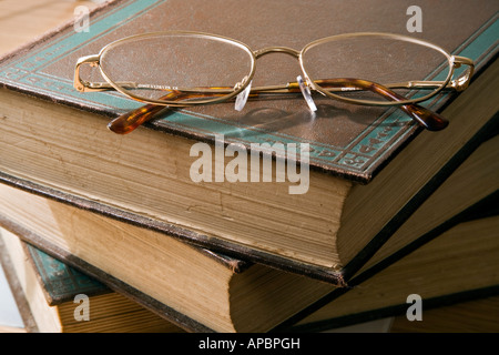 Ein paar Gläser oben auf einem Stapel von Büchern Stockfoto