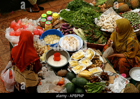 Meeresschildkröten sind vom Aussterben bedroht in malaysischen Gewässern, aber ihren Eiern sind auf Verkauf in Kota Bharu Central Market und anderswo Stockfoto