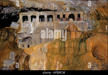 Verlassene Thermalbäder sind teilweise mit Travertin-Mineralvorkommen aus nahe gelegenen heißen Quellen in Puente del Inca, Provinz Mendoza, Argentinien, bedeckt Stockfoto