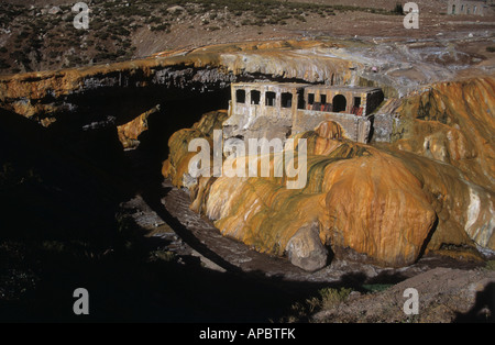 Verlassene Thermalbäder und Travertin-Mineralvorkommen aus nahe gelegenen heißen Quellen in Puente del Inca, Provinz Mendoza, Argentinien Stockfoto