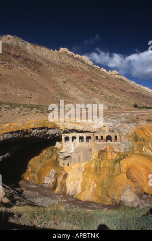 Verlassene Thermalbäder und Travertin-Mineralvorkommen aus nahe gelegenen heißen Quellen in Puente del Inca, Provinz Mendoza, Argentinien Stockfoto