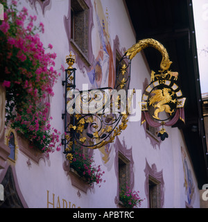 Eine auffällige Schmiedeeisen kunstvoll verziert und kunstvoll verziert Zeichen über Hotel Tür in Kitzbühel Tirol Österreich Stockfoto