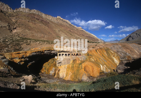 Verlassene Thermalbäder und Travertin-Mineralvorkommen aus nahe gelegenen heißen Quellen in Puente del Inca, Provinz Mendoza, Argentinien Stockfoto