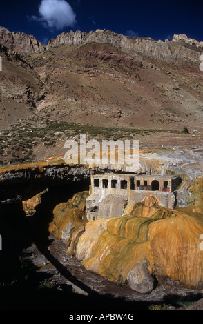 Verlassene Thermalbäder und Travertin-Mineralvorkommen aus nahe gelegenen heißen Quellen in Puente del Inca, Provinz Mendoza, Argentinien Stockfoto